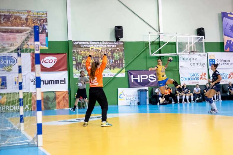 Imagen de archivo del partido de ida, en el que el Rocasa venció por 33-22 / TA